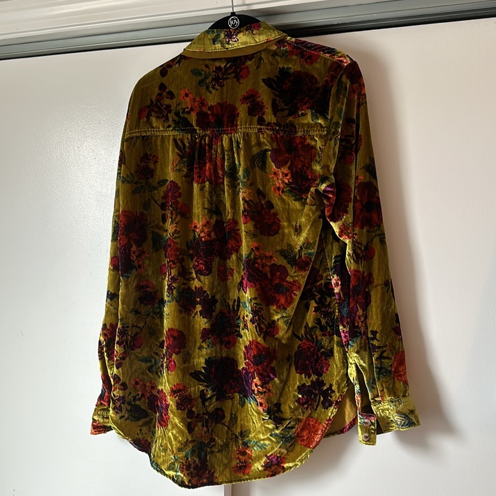 NWT floral velvet shirt. Size Small